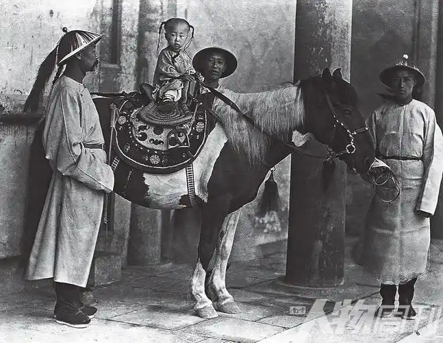 1874年,马背上的3岁小王爷爱新觉罗·载湉,即后来的光绪皇帝