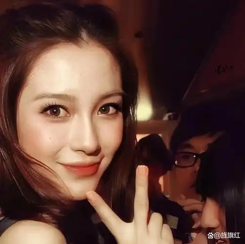 近日,备受瞩目的女星angelababy发布的一组嘟嘴比耶的照片在社交媒体