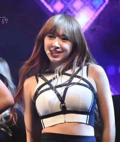 程潇是奶潇看过舞台180度劈叉再说明明是个腿精