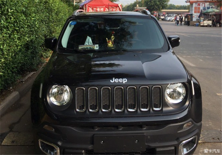 黑色jeep自由侠(1/3)