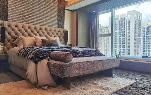 主卧朝南,超大落地窗看出去就是街景