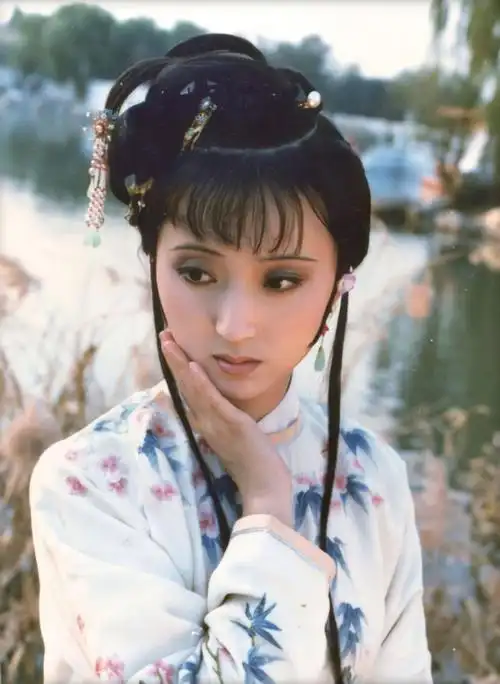 《红楼梦》:王熙凤为何经常调侃林黛玉却从不和薛宝钗开玩笑 只因凤姐