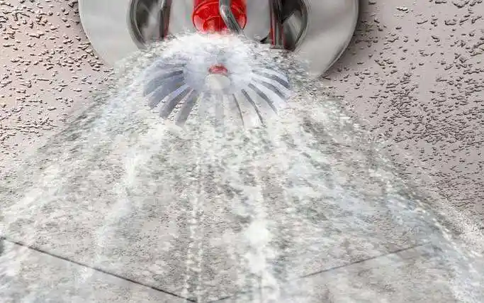 正在喷水的主动式消防喷淋管道系统