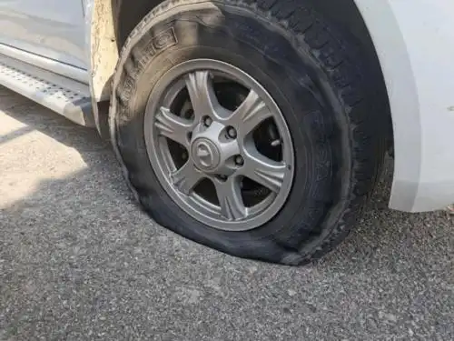 朱先生货车右前轮爆胎.