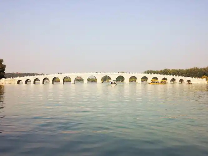 在最佳视角给十七孔桥一个明媚的正面照.