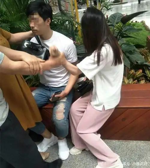 男子带小三出国旅游在机场被岳母抓现行行李箱里装满情趣用品