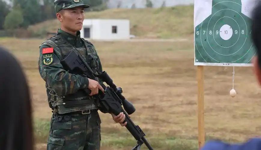一名武警特战狙击手的练成记:练"米上穿针"百米外命中鸡蛋