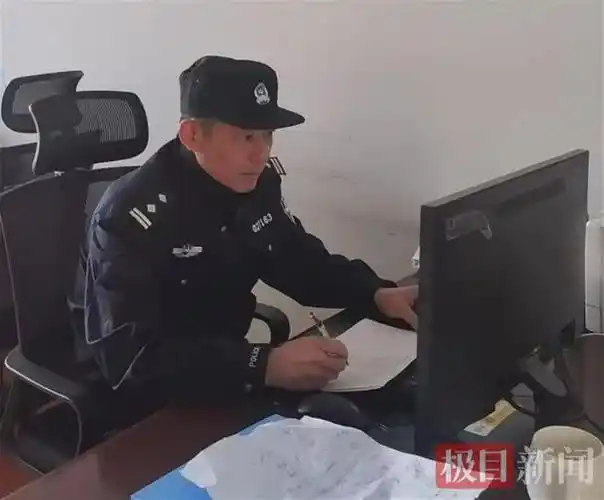 酒驾男子在拘留室内举止异常