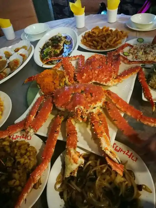 海鲜宴席中的帝王蟹.