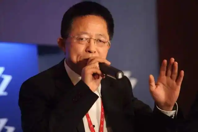 聊城,冠县的8家企业的股东会文件上签字,把名下股权转给了弟弟李贵杰