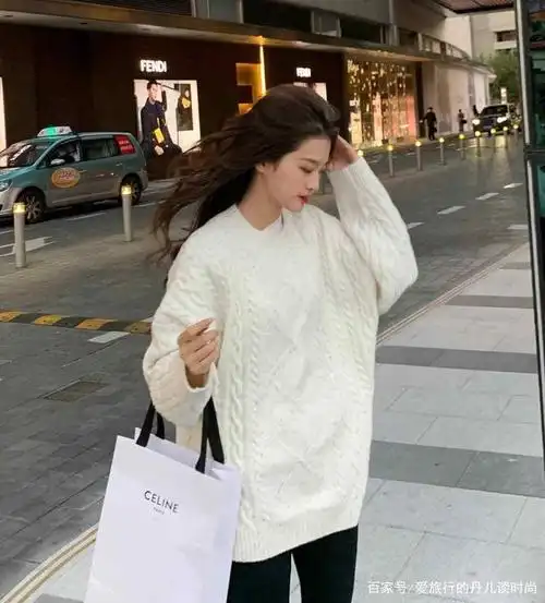 宽松版的白色毛衣,搭配黑色紧身裤,青春减龄又时尚,尽显慵懒风