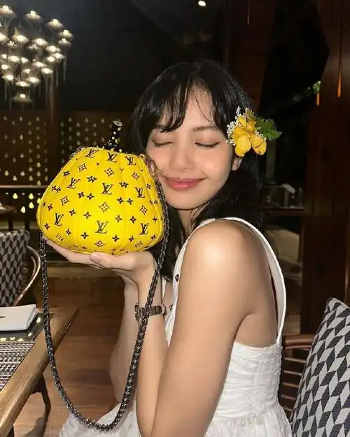 lisa超话0269♀15#lisa近期日常照#    240402 lisa 个人ins