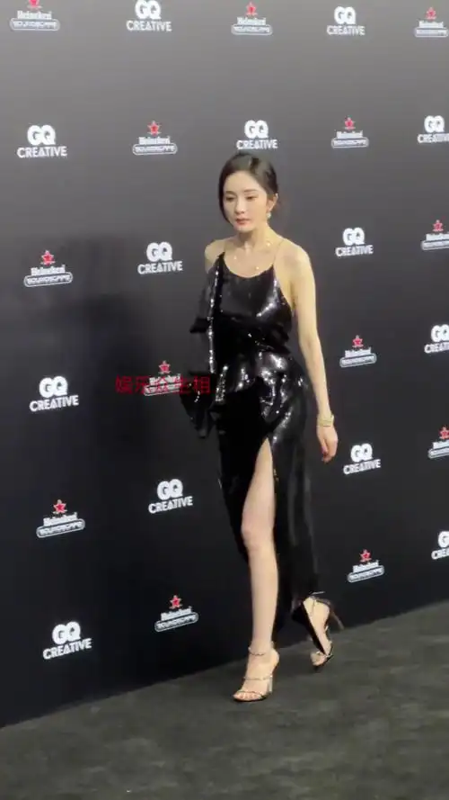 杨幂 黑色亮片吊带高开衩裙造型这妆造如何#杨幂黑色亮片吊带高开衩