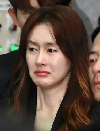 金智秀穿黑衣出席葬礼,脸色苍白,神情疲惫,眼圈泛红像是刚哭过.