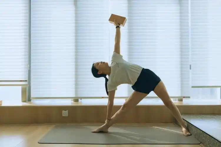 辅具:艾扬格砖05出镜:@yw摄影:@huan#艾扬格瑜伽