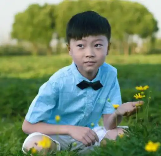 天籁童声王奕程弹唱《追光者》听他唱歌就是享受