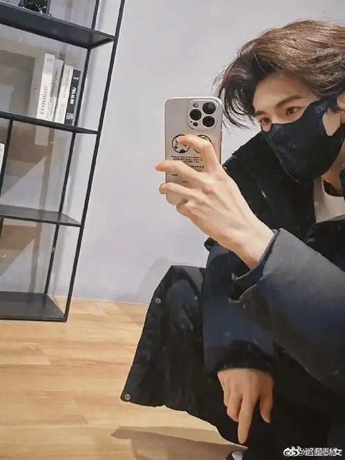 张凌赫黑衣对镜自拍#张凌赫戴口罩自拍,怎么,是被自己帅到害羞了吗