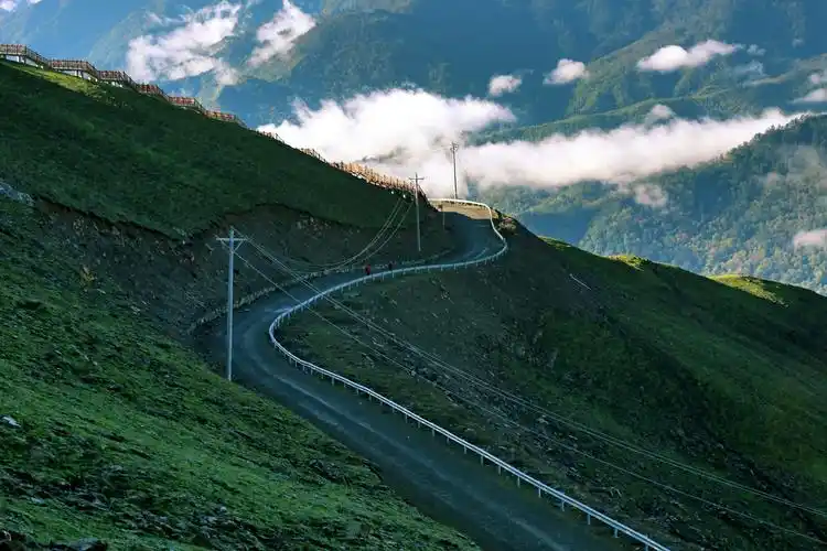 上山的路蜿蜒曲折