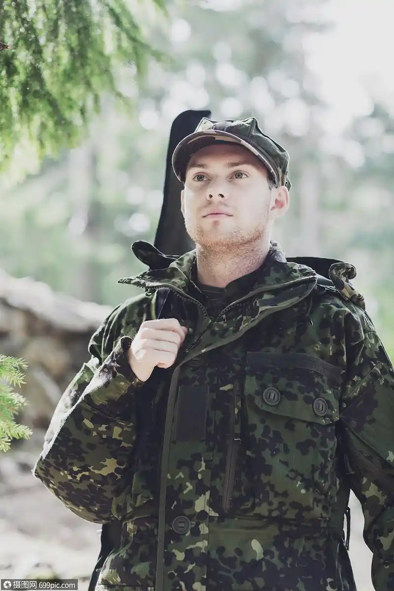狩猎,战争,队人民的轻的士兵,护林员猎人带着森林里
