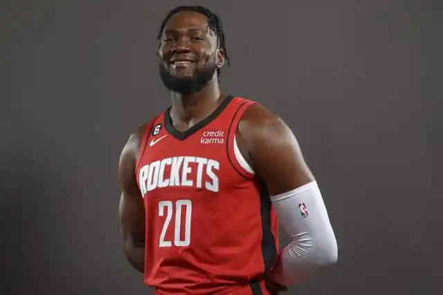 将中锋布鲁诺-费尔南多(bruno fernando)的合同转化成了一份双向合同