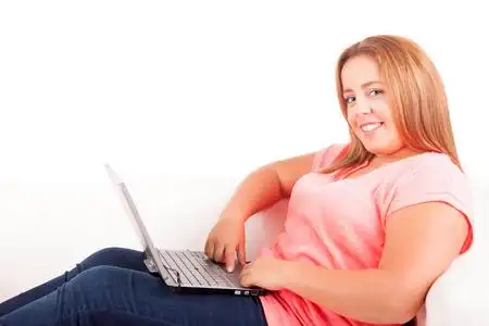 吃撑大肚子女人图片