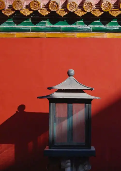 并且在我国的传统文化中也经常出现,像红墙绿瓦的故宫不就是吗?