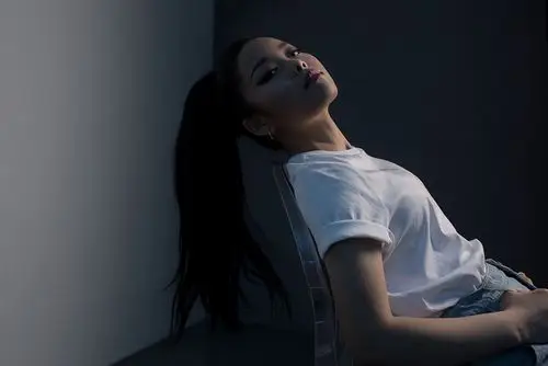 演员王莎莎摩登大片曝光脏辫造型令人眼前一亮