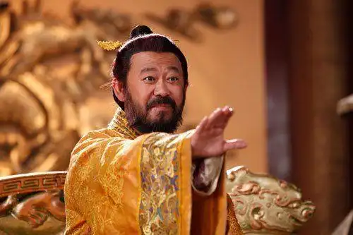 4月28日上午9点多,他在家看电视剧《隋唐演义》,看到程咬金三板斧