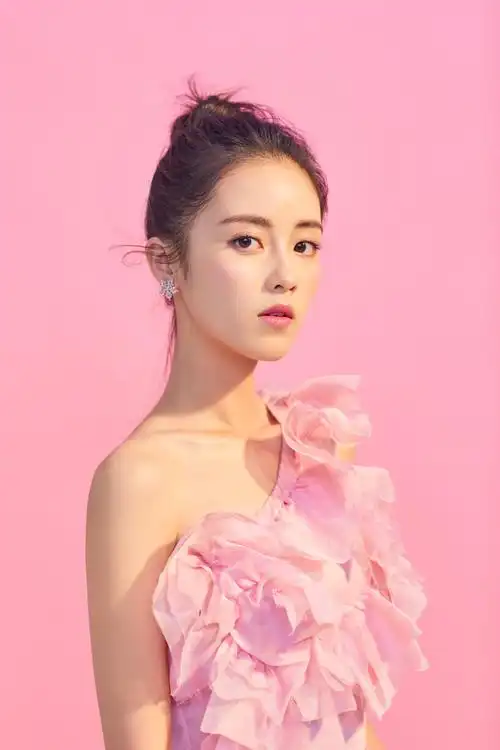 甜美笑颜少女力up章乐韵灵动演绎粉色浪漫