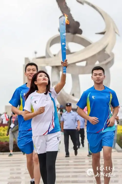 【定格】"十四冬"火炬在首府传递-新闻中心-内蒙古新闻网