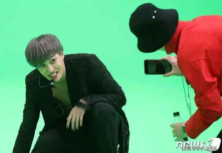 扭动身躯大秀性感腹肌exo金钟仁热舞帅照曝光!