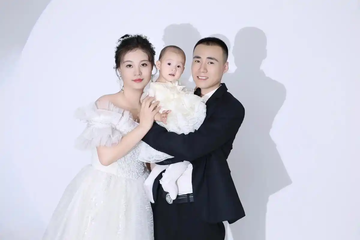 其实静下心来想一想 已经很幸福了 吃饱穿暖没病没灾 一家三口开开