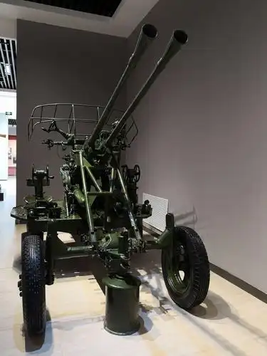 武装设备机关炮,当时我军非常好的大炮.