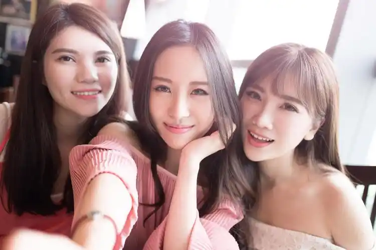 在餐厅美女自拍照闺蜜