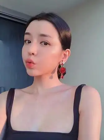 李毓芬深v性感胸前中空 美腿纤细白皙一览无遗