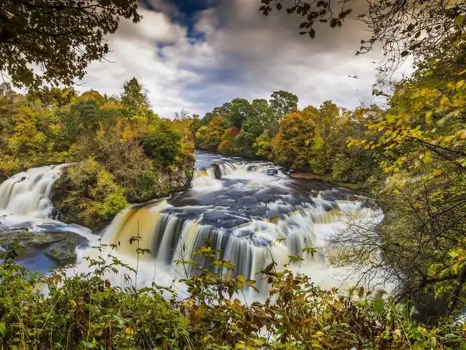 苏格兰克莱德山谷林地,秋季,树木,河流,瀑布 壁纸 - 1920x1440