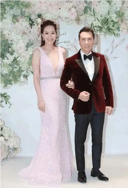 汪诗诗豁出去了?当着老公的面穿"真空装",甄子丹笑起来太勉强