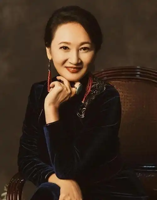 腾格尔这位歌坛大咖,平时对女儿呵护备至,可谓形