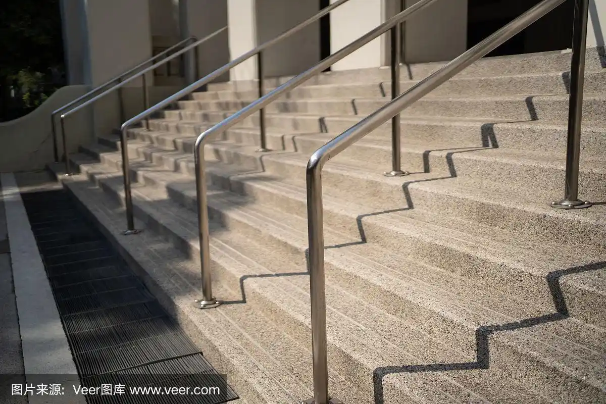 带金属扶手的室外楼梯