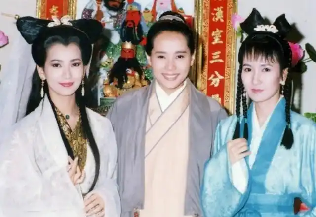 新白娘子传奇:许仙打伞的姿势,求白素贞心理阴影有多少