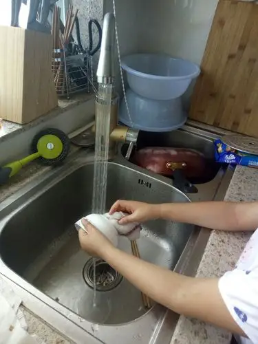 我家宝贝长大了学会做家务!