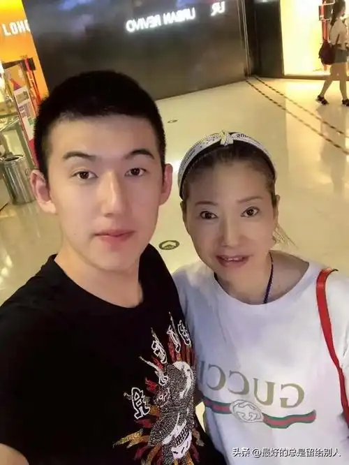 付豪与女友冠军照露面,真是郎才女貌,相恋五年都没有结婚!