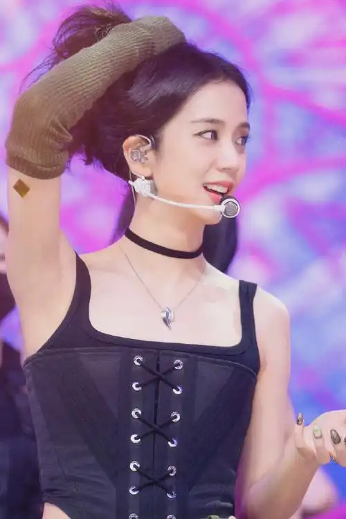 kimjisoo超话#金智秀我们爱你#【图片】220825 人气歌谣舞台照@sooy