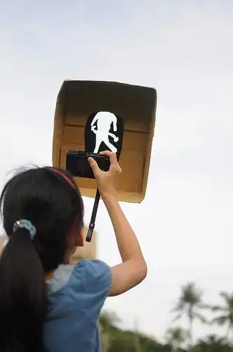 只要将这镂空的人形框往天空,往树林一放,两个可爱人形便把环境圈限