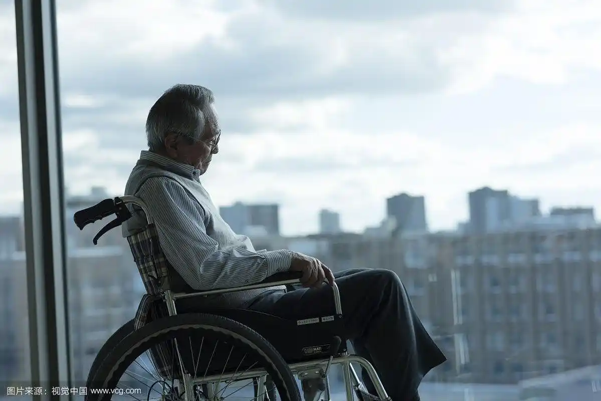 坐在轮椅上的老人