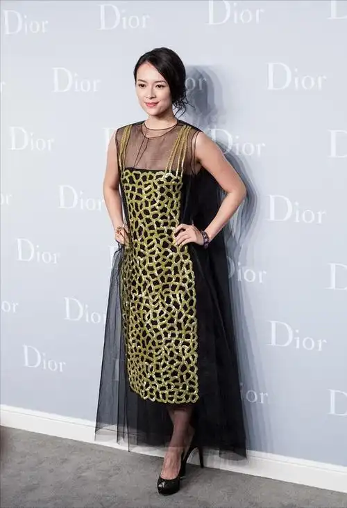 章子怡嫌黑裙太单调拼层金色亮片挺贵气一掐腰才知身材有多好
