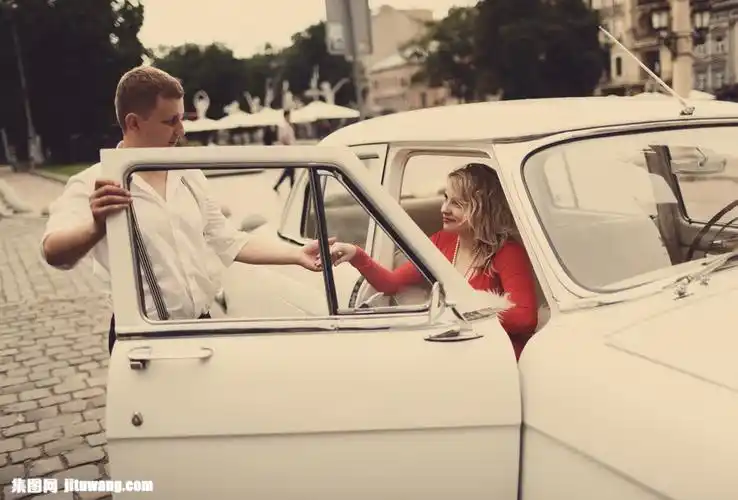 牵老婆下车的男士图片