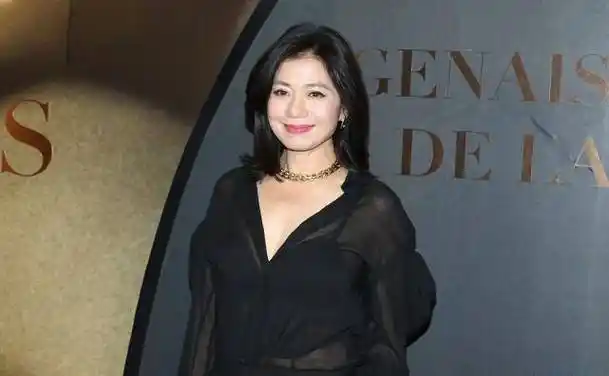 钟楚红60多岁还这么有气场长相仍然很精致笑起来真是太温柔了