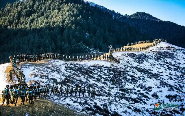 雪野大练兵!海拔3500米,千名新兵挺进雪域高原蔚为壮观