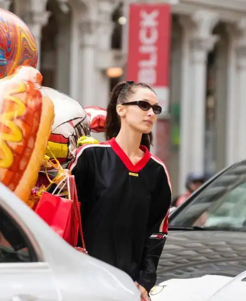 bellahadid为姐姐gigihadid生日买气球